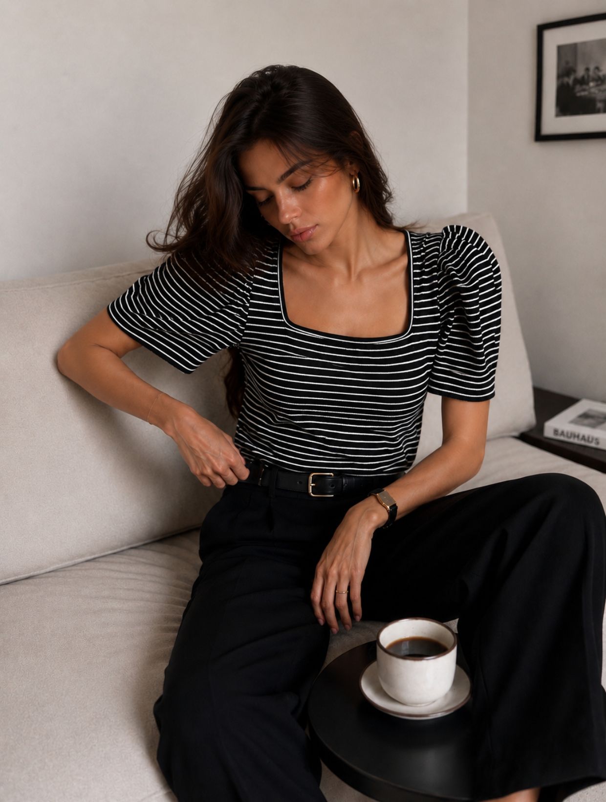 Polera de rayas negra y blanca con escote cuadrado y manga abullonada