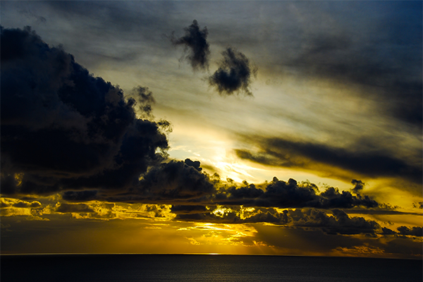 Sol entre nubes