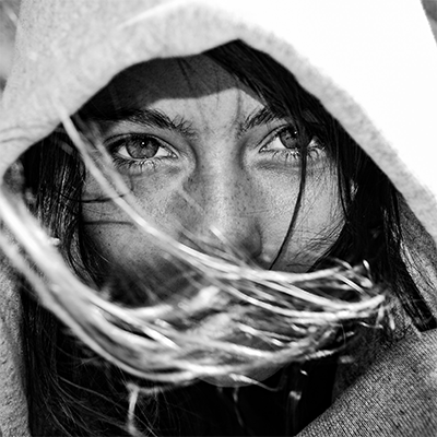 La mujer con capucha