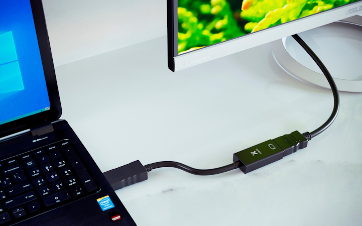 Adaptador Xtech XTC-378 conectado desde un notebook hacia HDMI