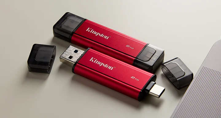 Kingston Dual Portable SSD conectado a dispositivos USB-A y USB-C