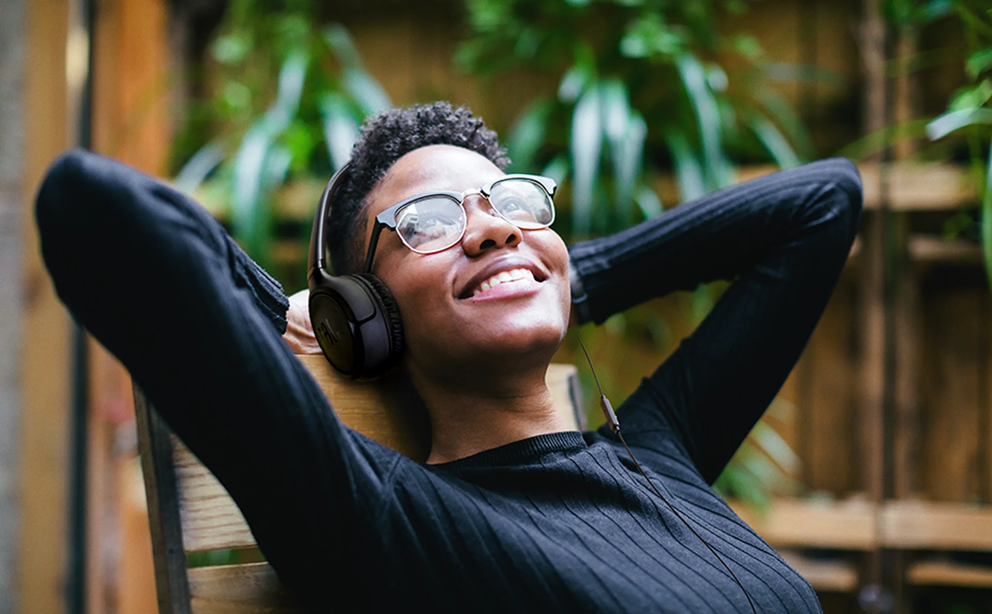 JBL Tune 530 audífonos con cable negros estilo de vida