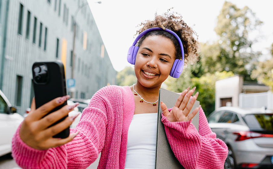 JBL Tune 530BT lifestyle oficial para videollamadas