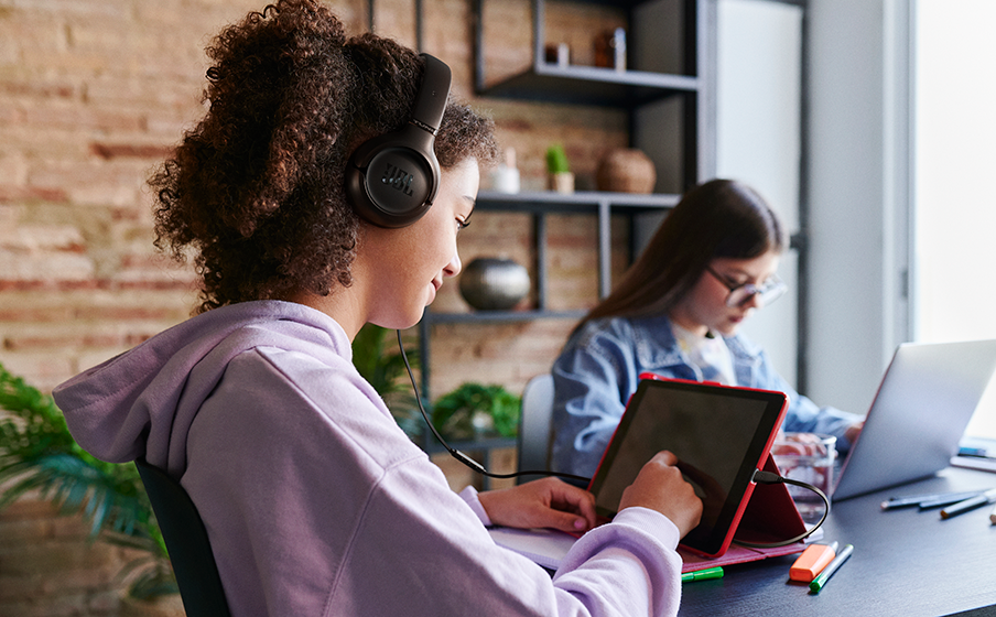 JBL Tune 530C USB-C lifestyle oficial negro