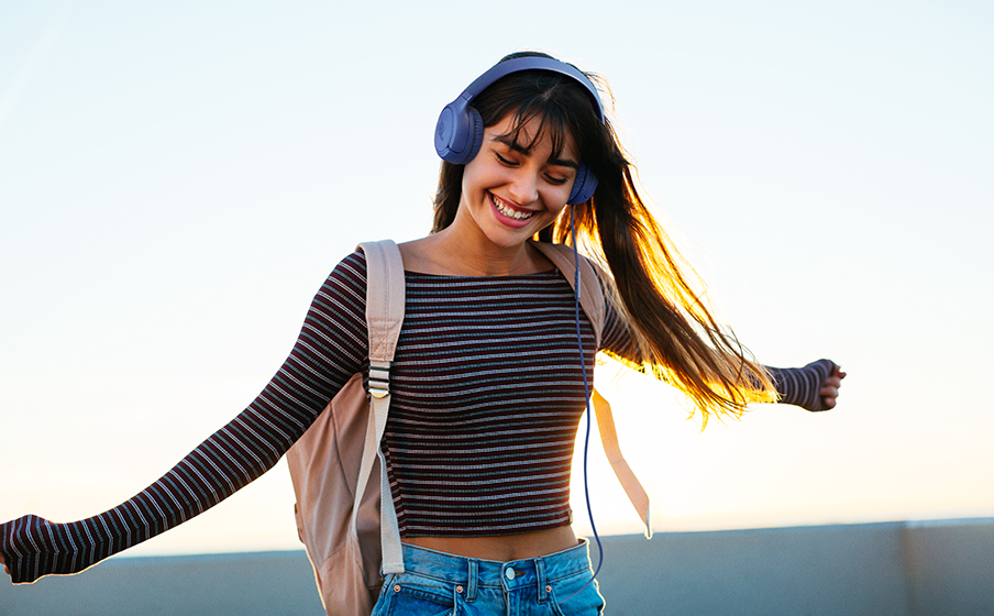 JBL Tune 530C USB-C lifestyle oficial azul