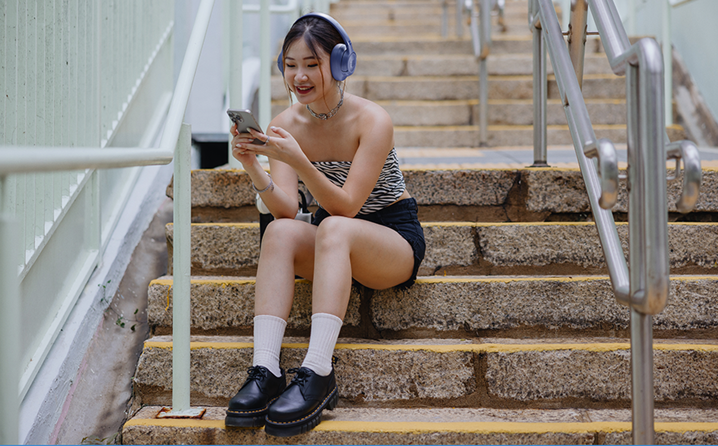 JBL Tune 730BT audifonos Bluetooth over-ear azul en uso lifestyle