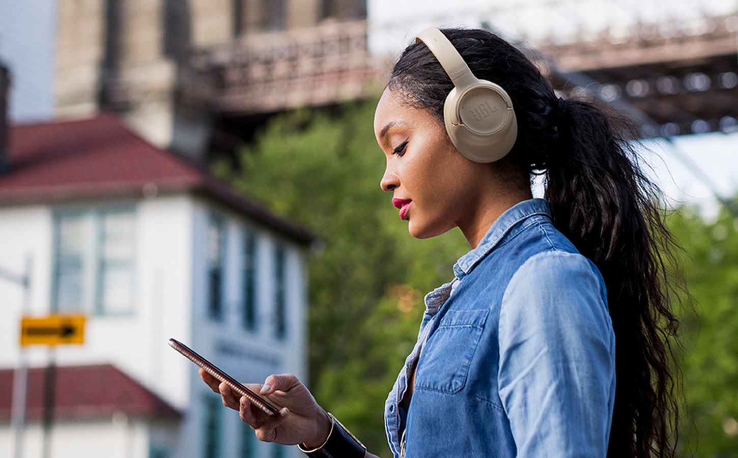 JBL Tune 730BT audifonos Bluetooth over-ear beige en uso lifestyle