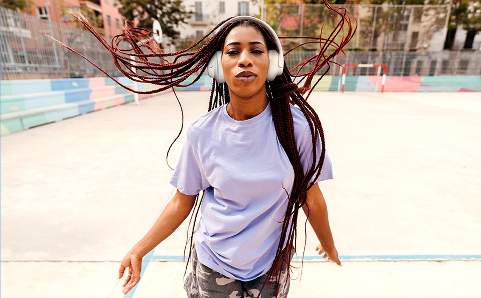 JBL Tune 730BT blanco en uso lifestyle