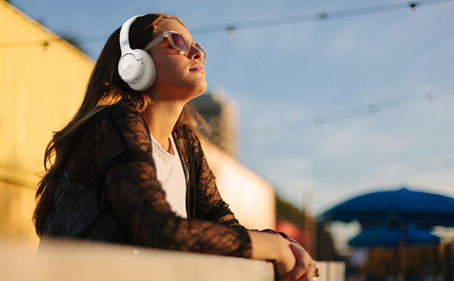 JBL Tune 780NC Blanco en uso lifestyle