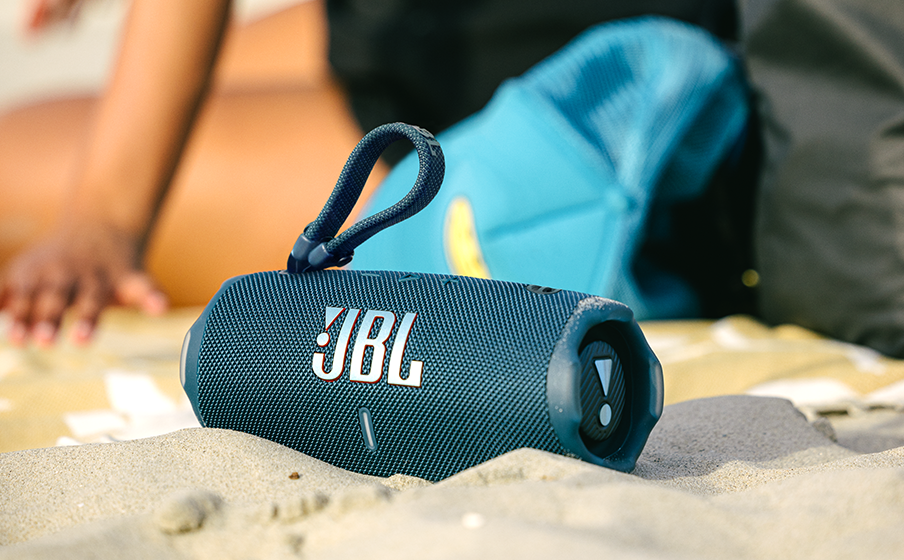 JBL Charge 6 celeste en uso lifestyle