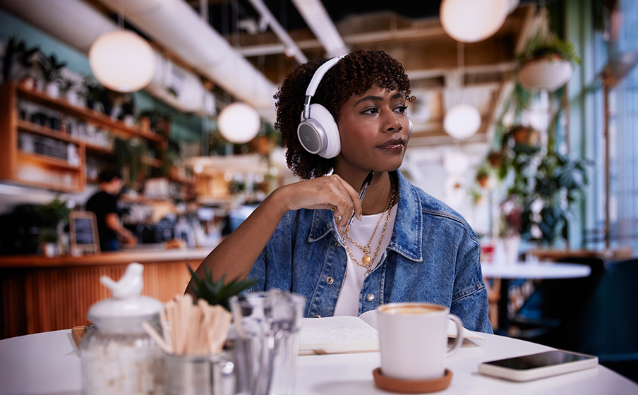 JBL Live 780NC lifestyle en cafeteria