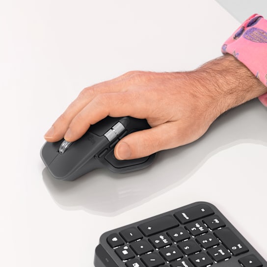 Logitech MX Master 4 uso ergonómico en escritorio