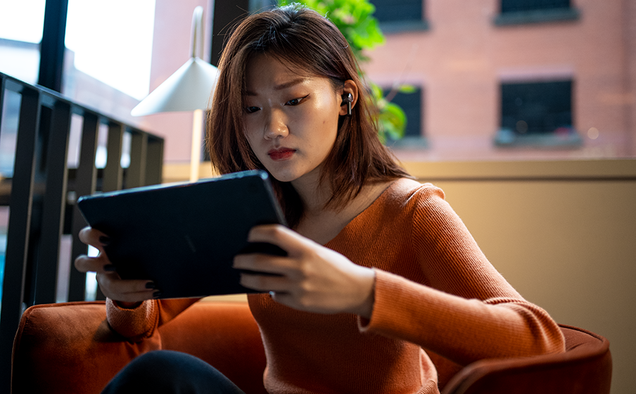 JBL Quantum TWS usados con tablet para entretenimiento móvil