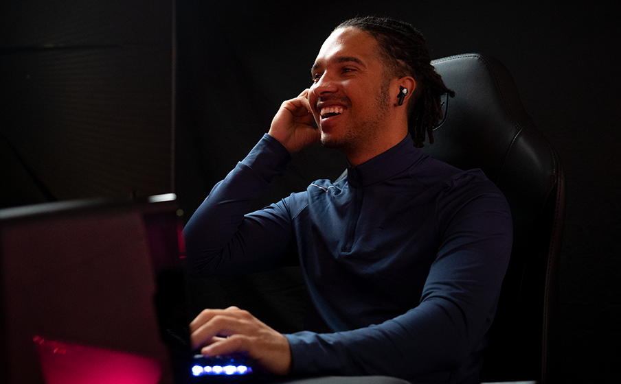 JBL Quantum TWS en entorno Gamer con computador