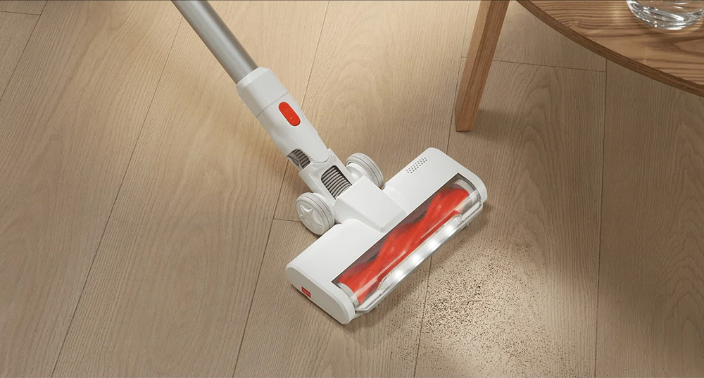 Xiaomi G20 Lite limpiando un piso de madera