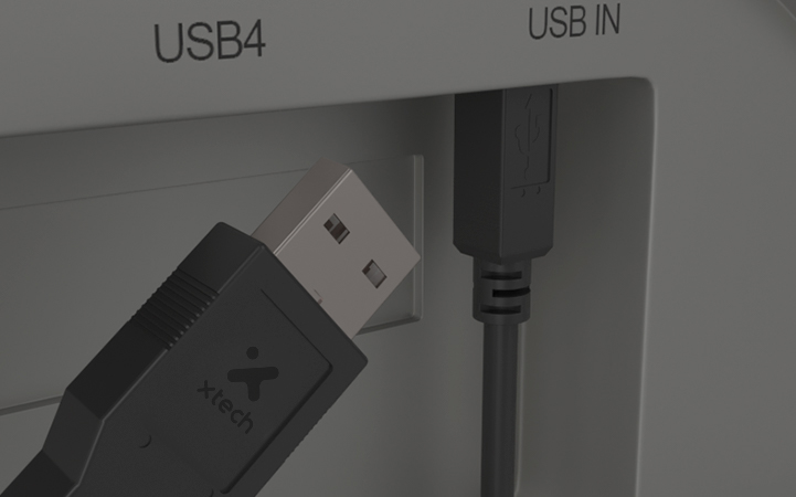 Conector USB-A del cable Xtech XTC-303 conectado a un equipo