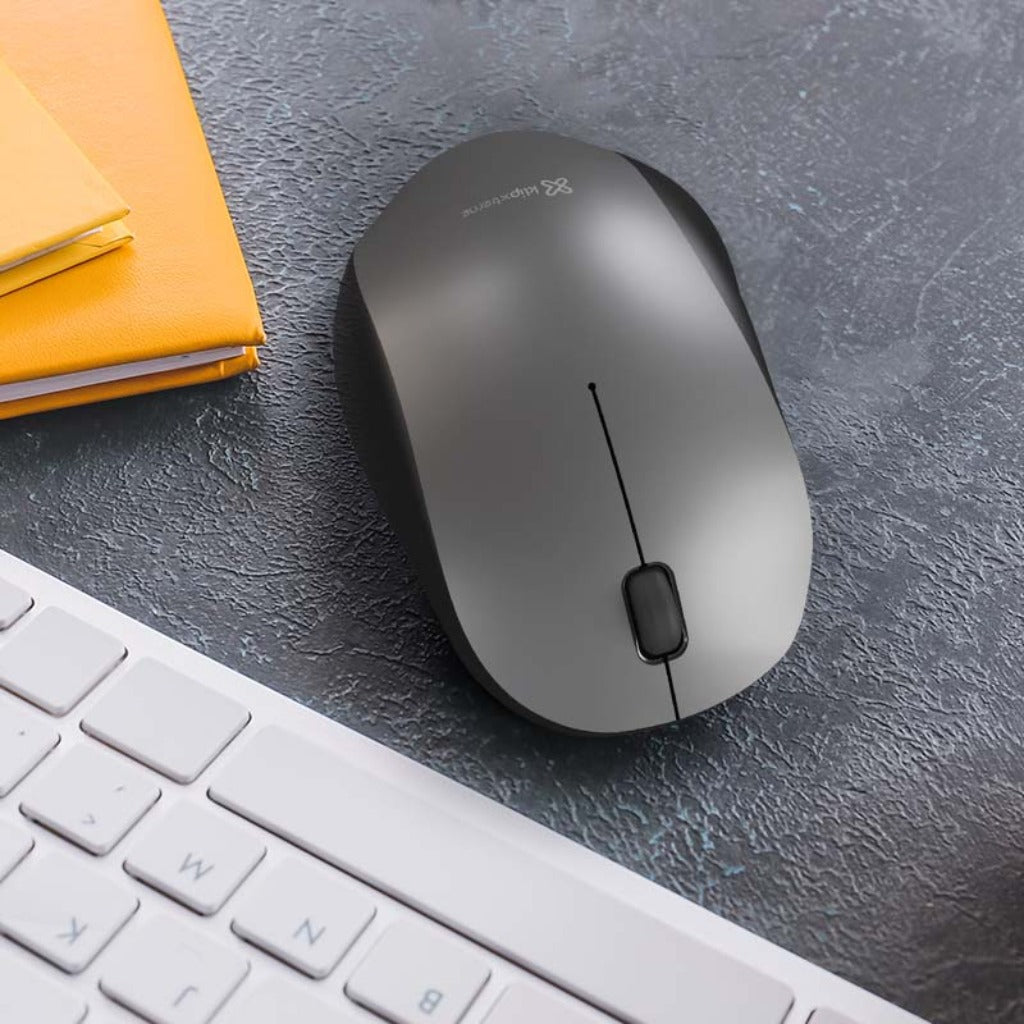 Mouse Klip Xtreme Furtive KMB-001GR en un escritorio