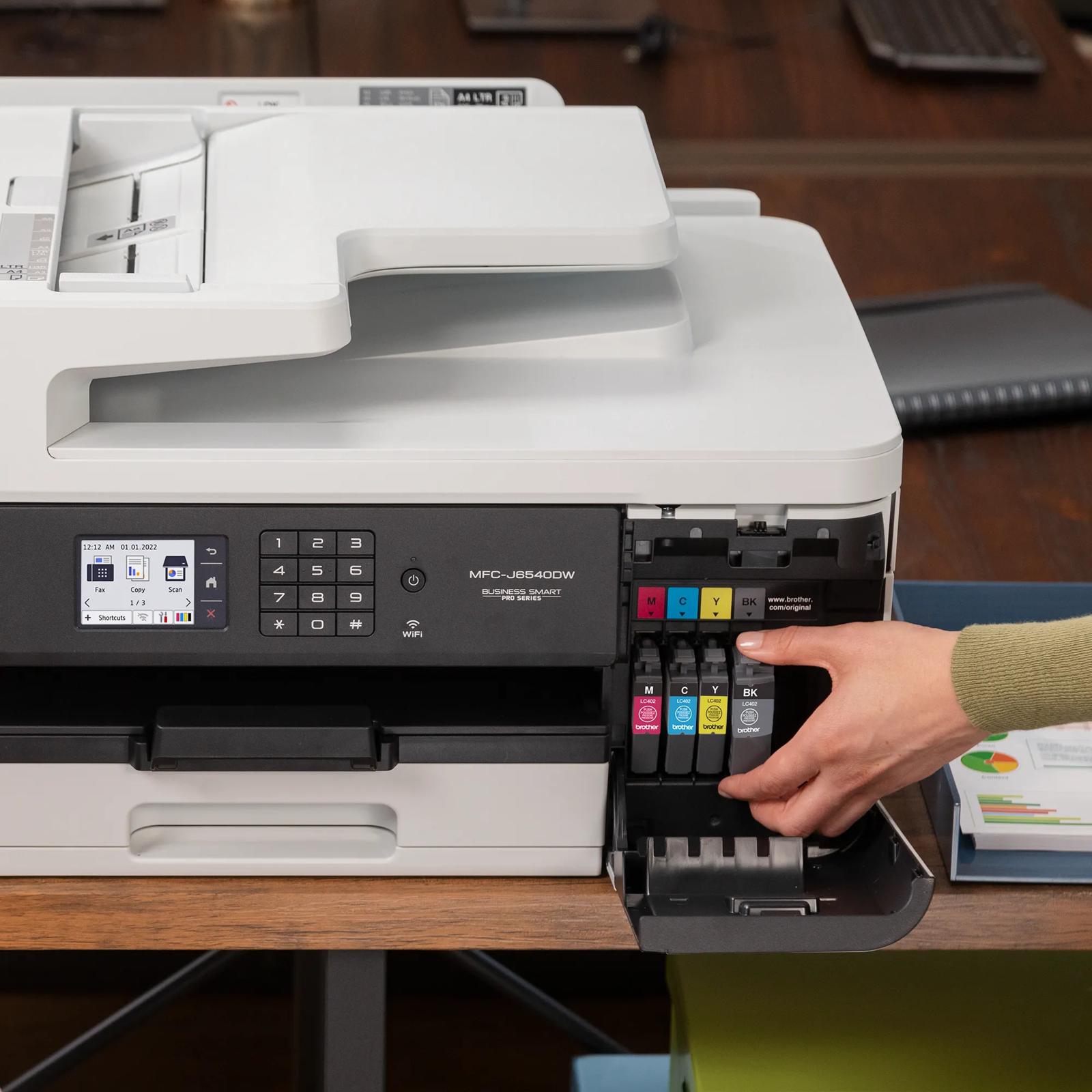 Cartucho Brother LC402YS junto a impresora compatible