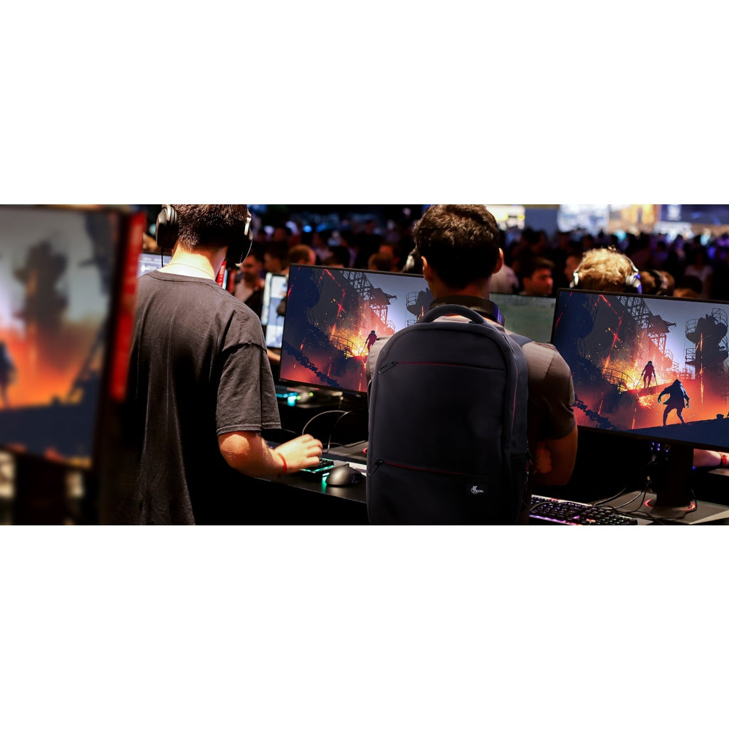 Mochila Xtech Insurgent en ambiente Gamer con monitores