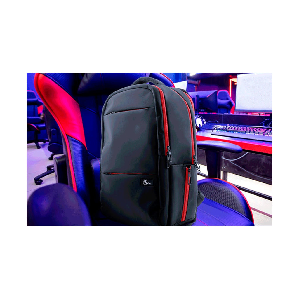 Mochila Gamer Xtech Insurgent en un escritorio de videojuegos