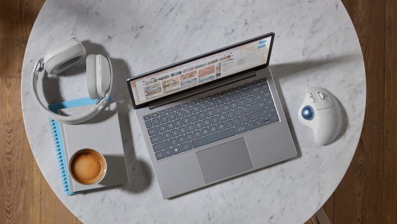 Logitech ERGO M575S en escritorio compacto