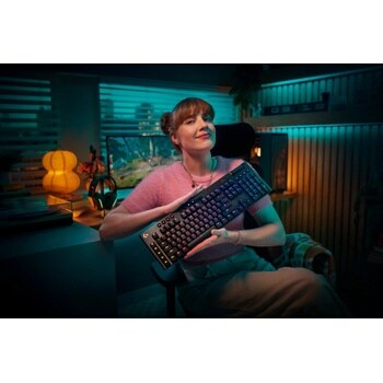 Logitech G915 X LIGHTSPEED en estación gamer