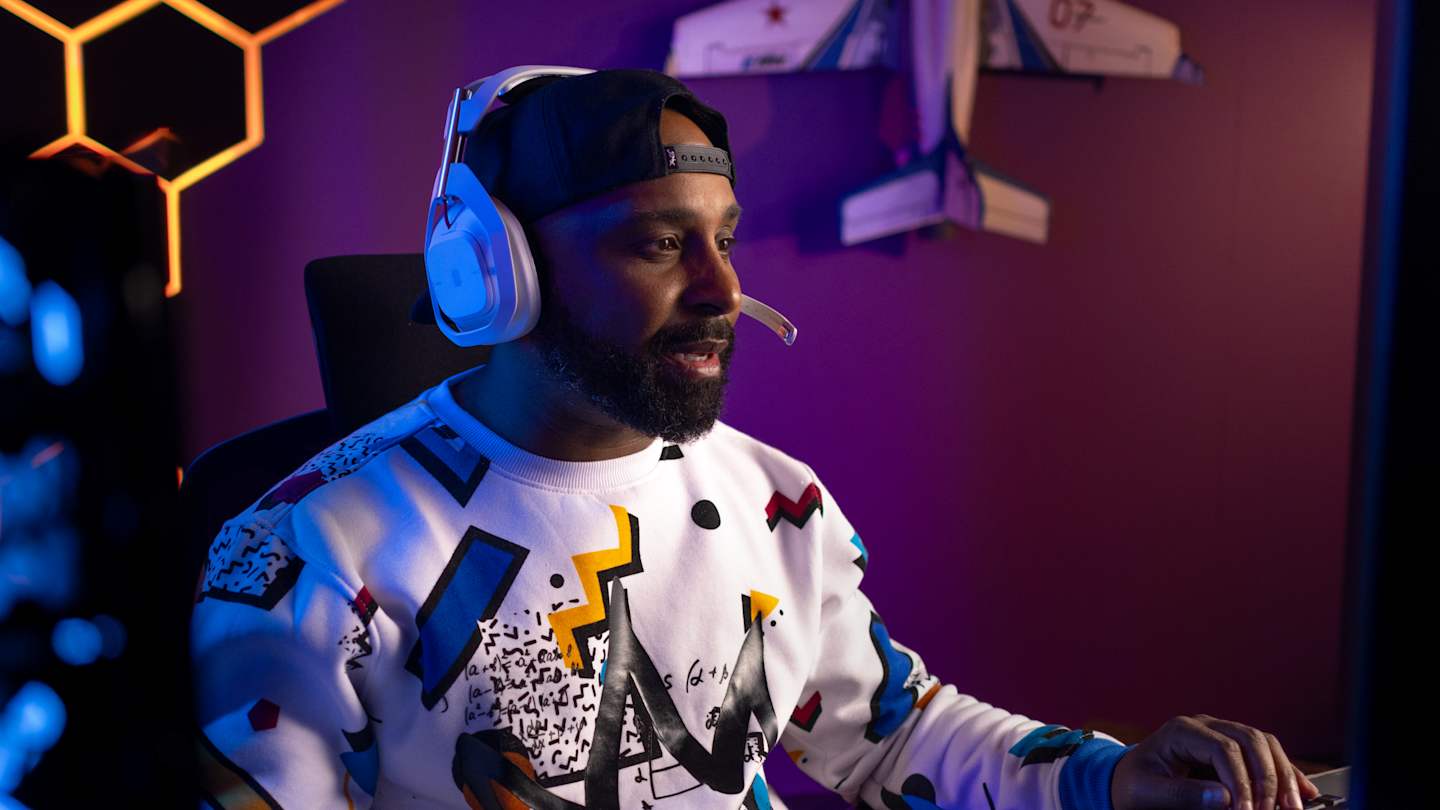 Jugador usando Logitech G ASTRO A50 Gen 5 negro en PC