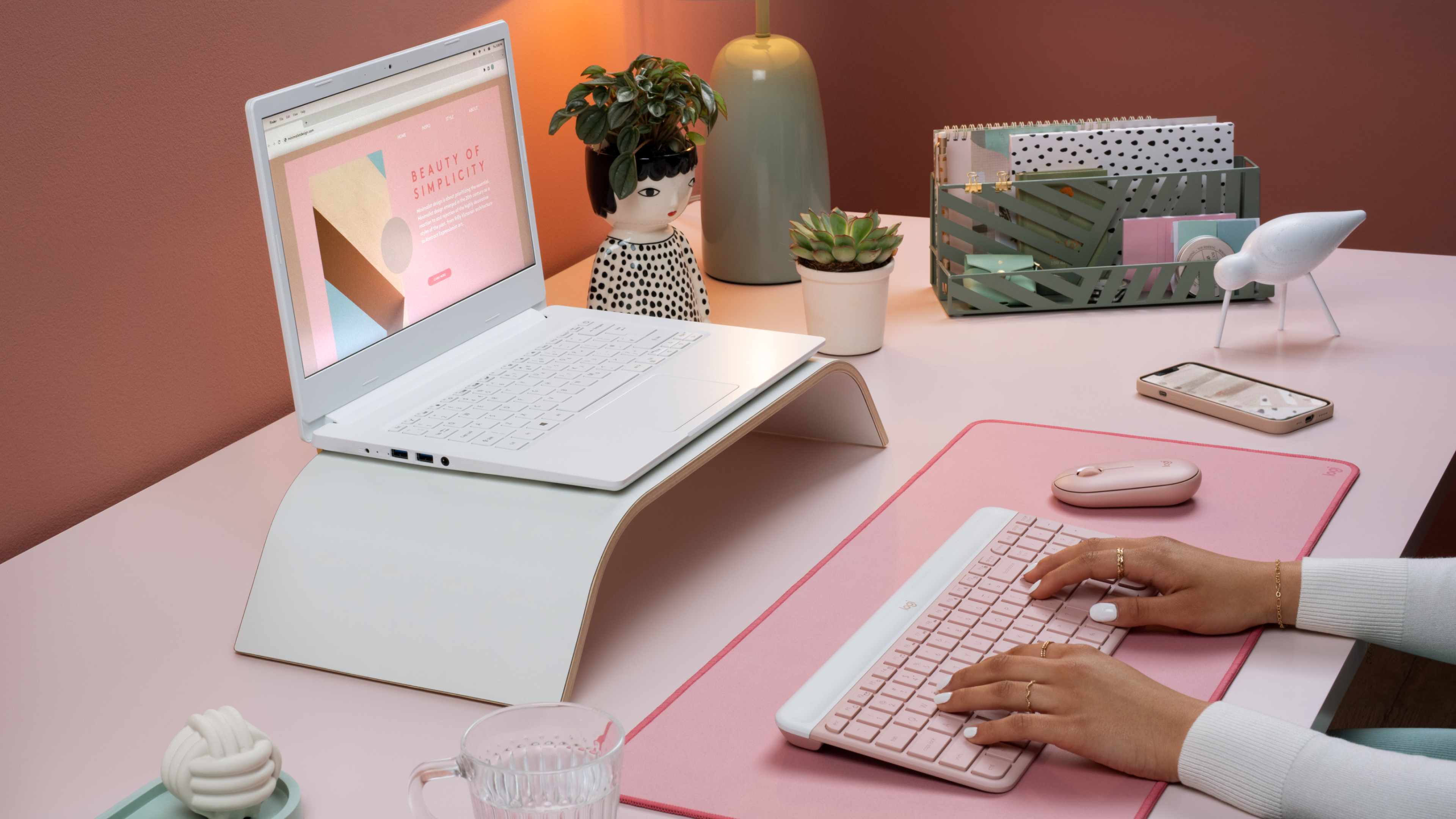 Logitech MK470 Slim Combo rosado durante una jornada de trabajo
