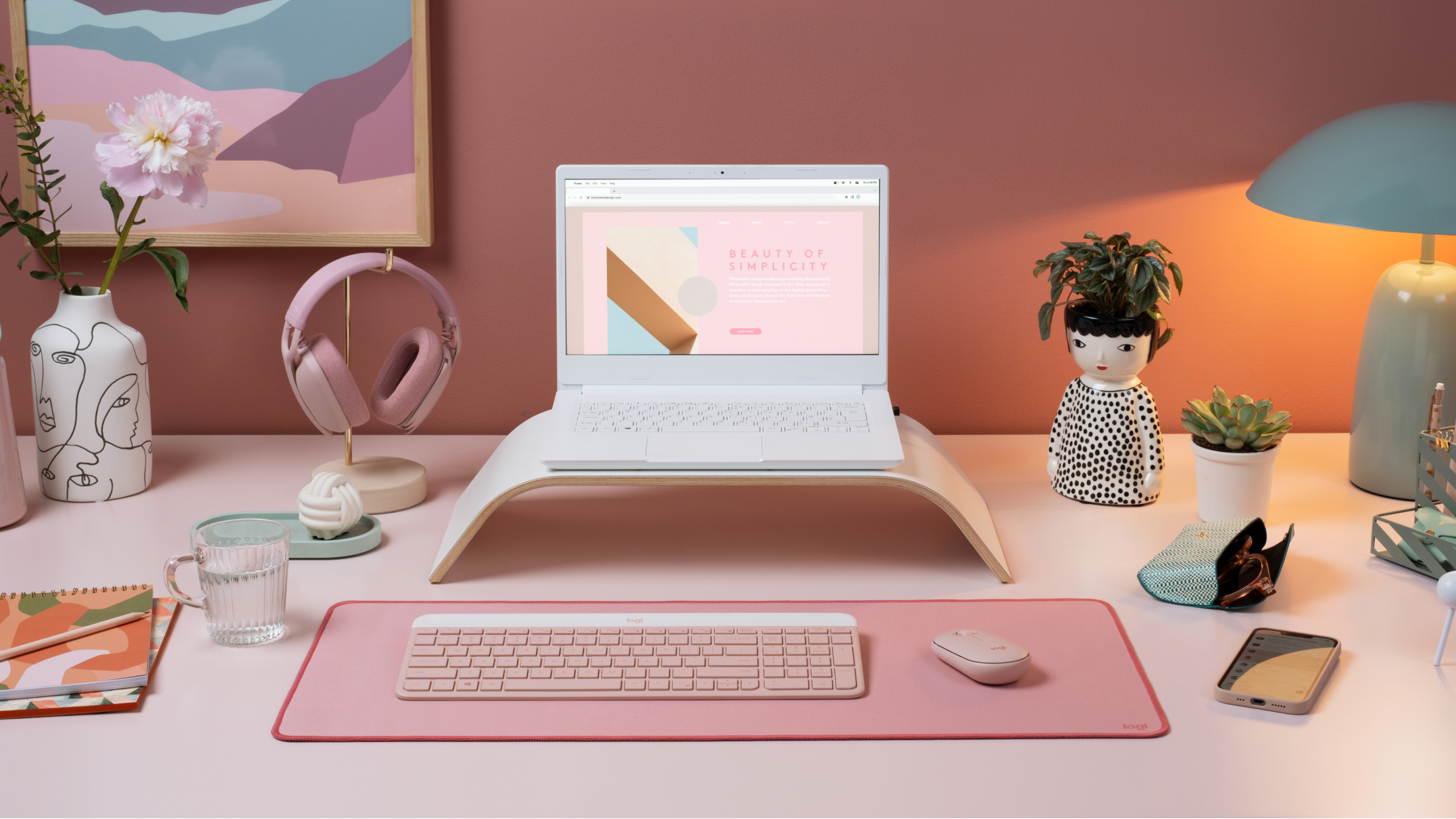 Logitech MK470 Slim Combo rosado en un escritorio compacto