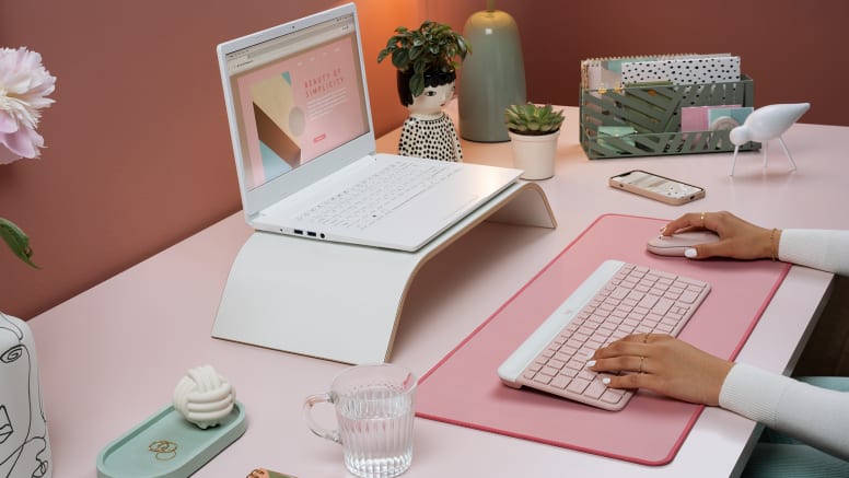 Logitech MK470 rosado en escritorio