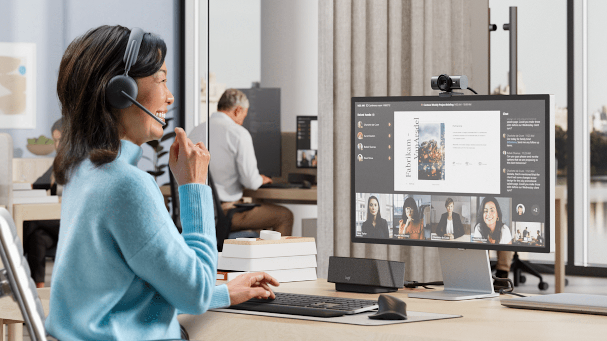 Profesional en videollamada con Logitech MX Brio 705 for Business