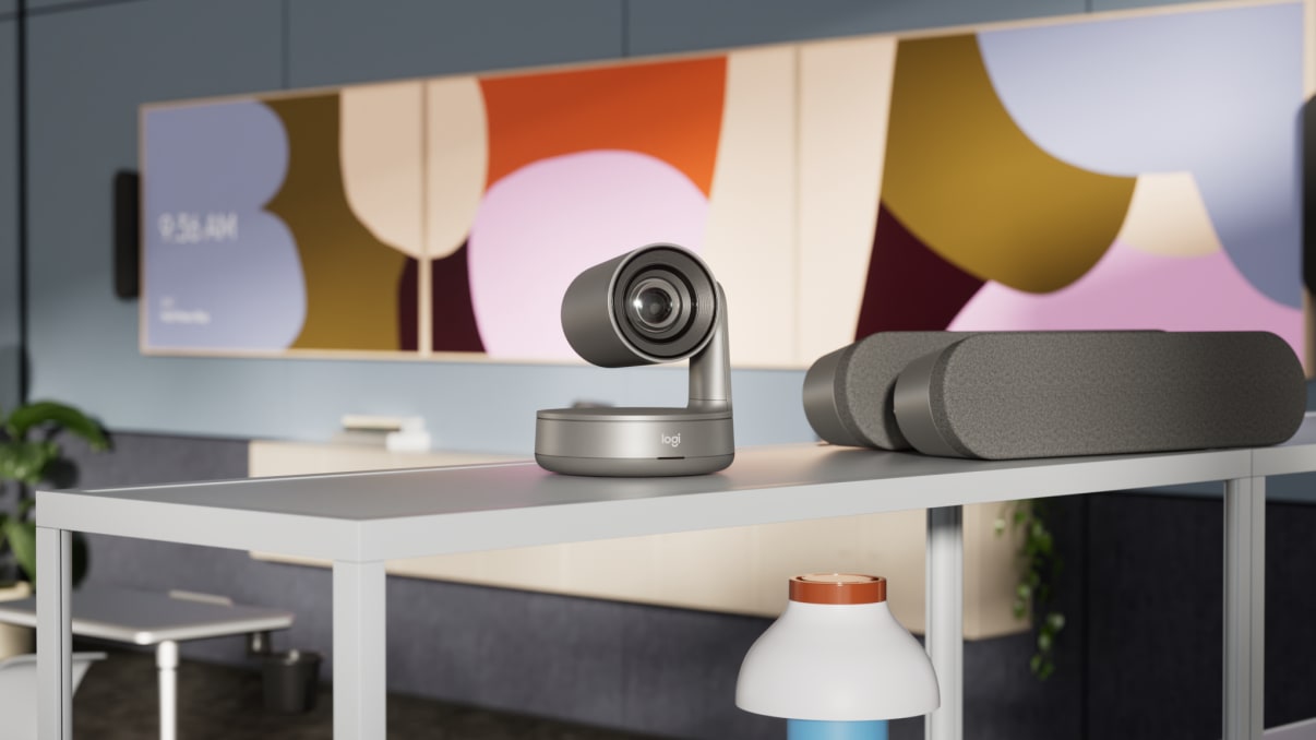 Sistema modular Logitech Rally Plus instalado en una sala de reuniones
