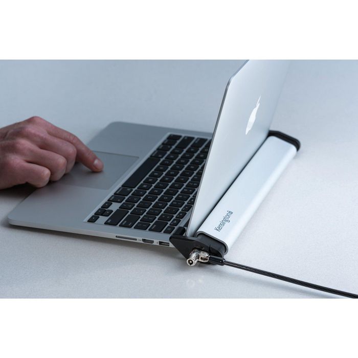 Uso de Kensington Laptop Locking Station 2.0 en escritorio