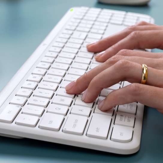 Diseño delgado Logitech Signature Slim K950 blanco