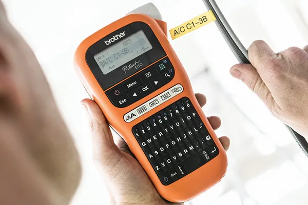 Brother PT-E110VP utilizada para rotular una instalación