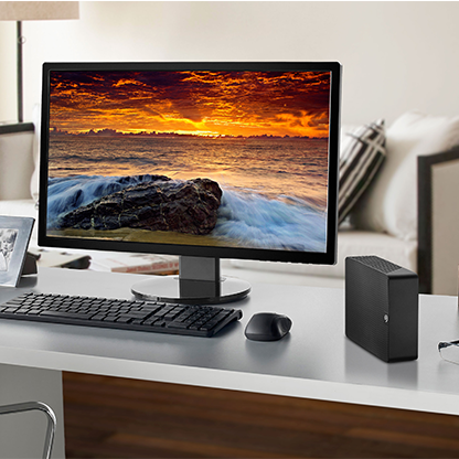 Seagate Expansion Desktop instalado en un escritorio