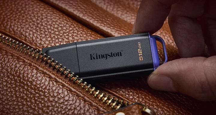 Kingston DataTraveler Exodia guardado en un bolso