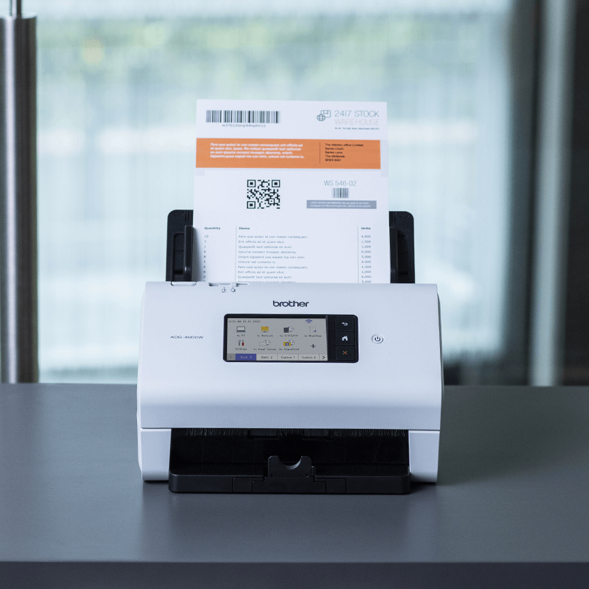 Brother ADS-4900W escaneando documentos en oficina