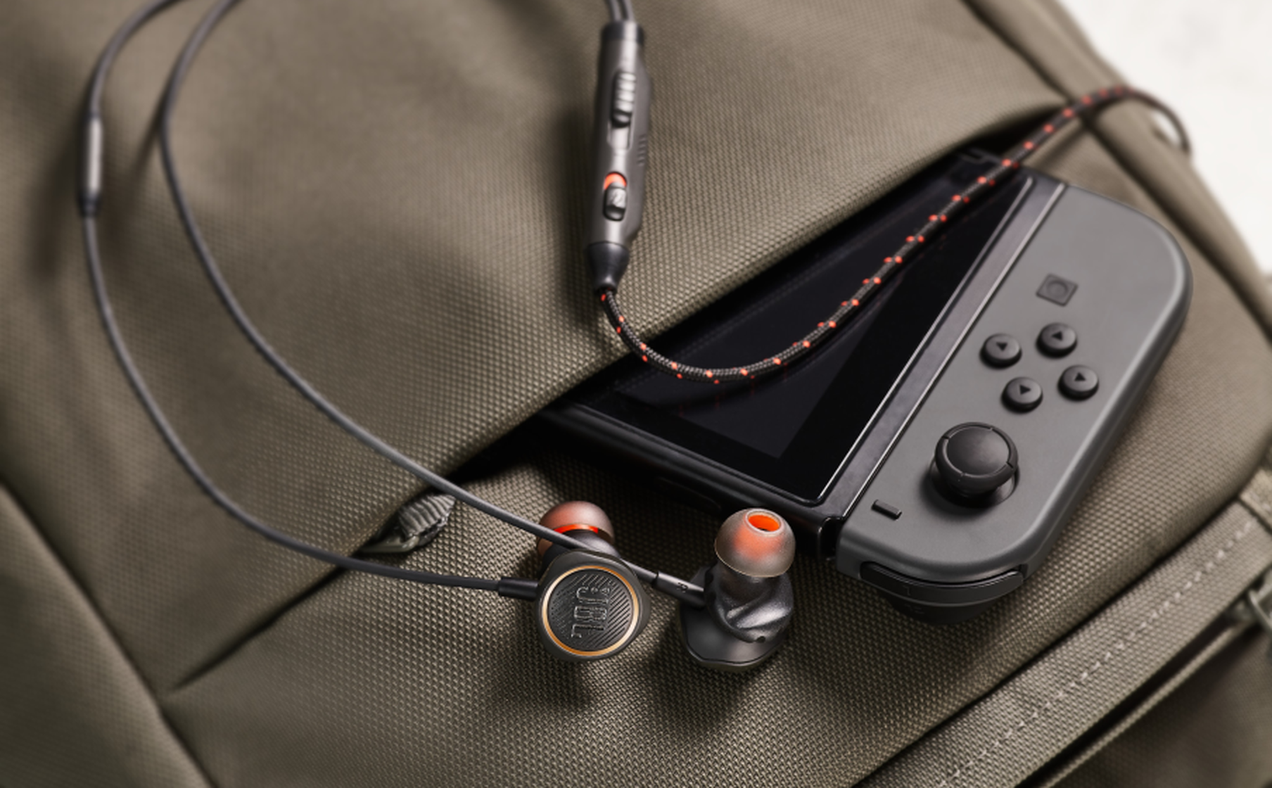 Audífonos JBL Quantum 50 junto a una Nintendo Switch