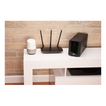APC Easy UPS BVX900LI-MS protegiendo módem y router