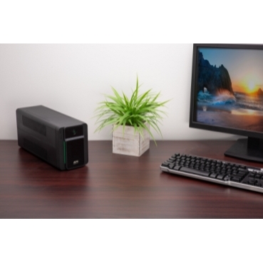 APC Easy UPS BVX900LI-MS en un entorno de oficina