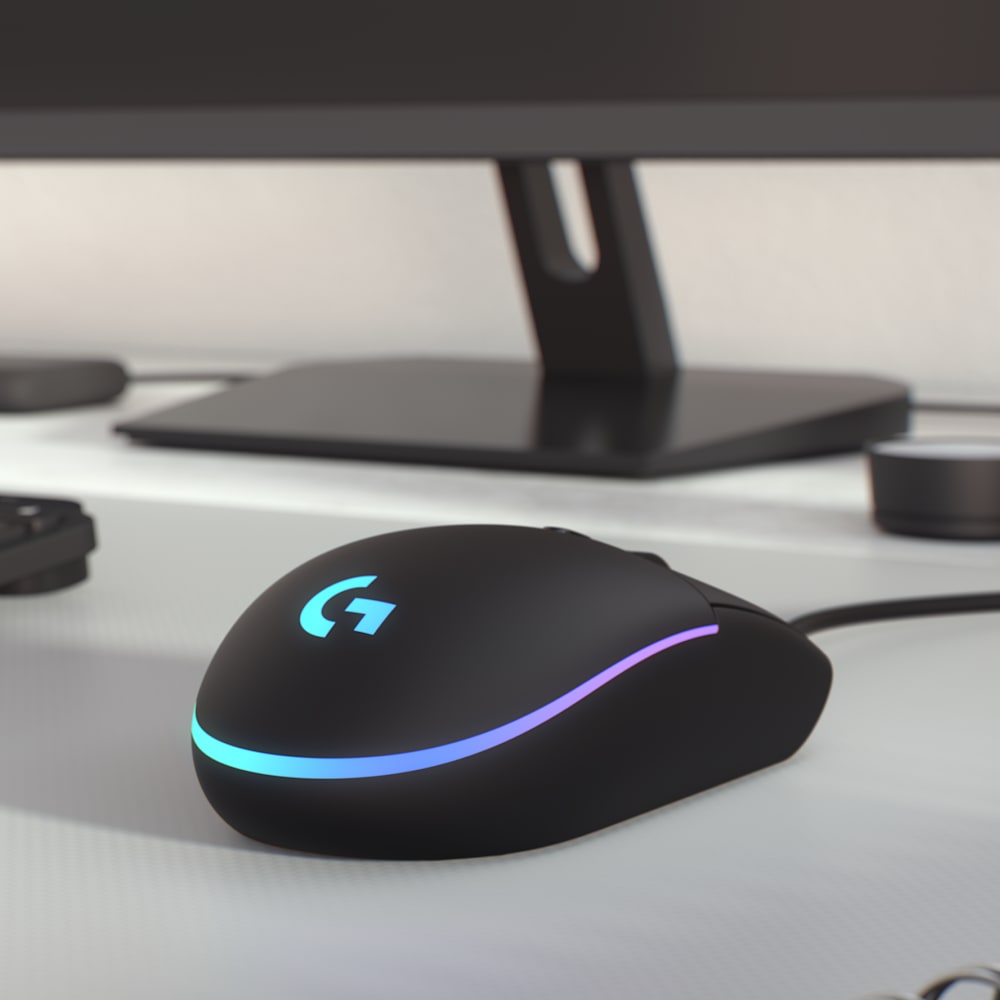 Mouse Gamer Logitech G203 LIGHTSYNC negro en un escritorio