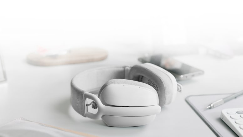 Logitech Zone Vibe 100 Blanco Hueso sobre escritorio