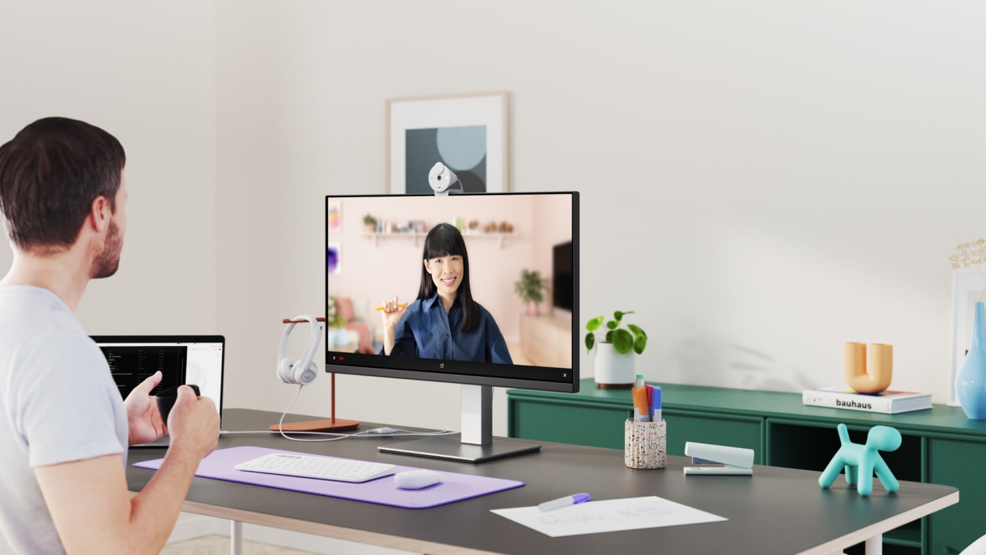 Logitech Brio 300 en un escritorio durante una videollamada