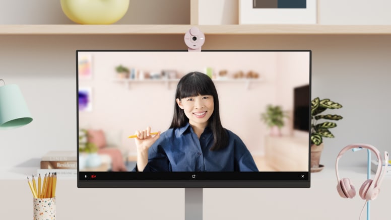 Logitech Brio 300 instalada sobre un monitor en una videollamada