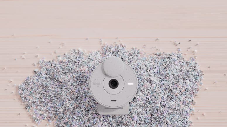 Diseño de Logitech Brio 300 fabricado con plástico reciclado posconsumo