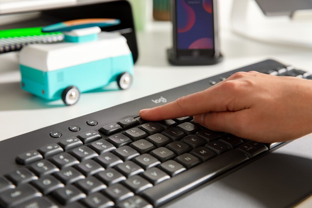 Logitech Signature K650 grafito en un espacio de trabajo