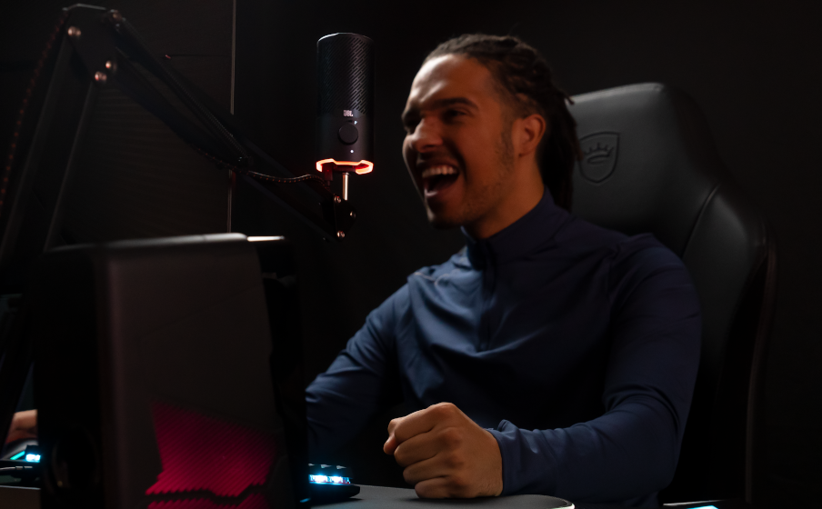 JBL Quantum Stream negro instalado en un brazo articulado durante una sesión de gaming