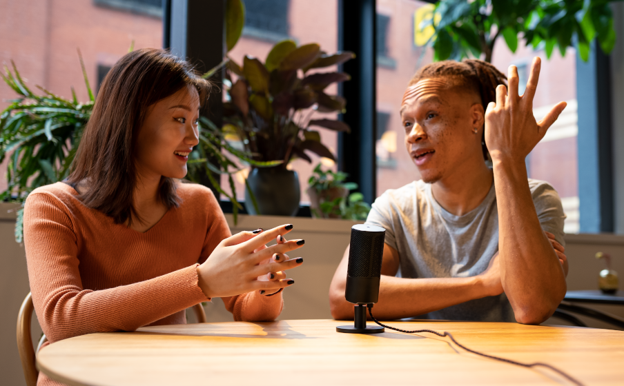 JBL Quantum Stream negro utilizado por dos participantes en un podcast