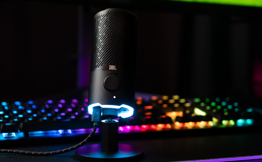 JBL Quantum Stream negro instalado en un escritorio gamer
